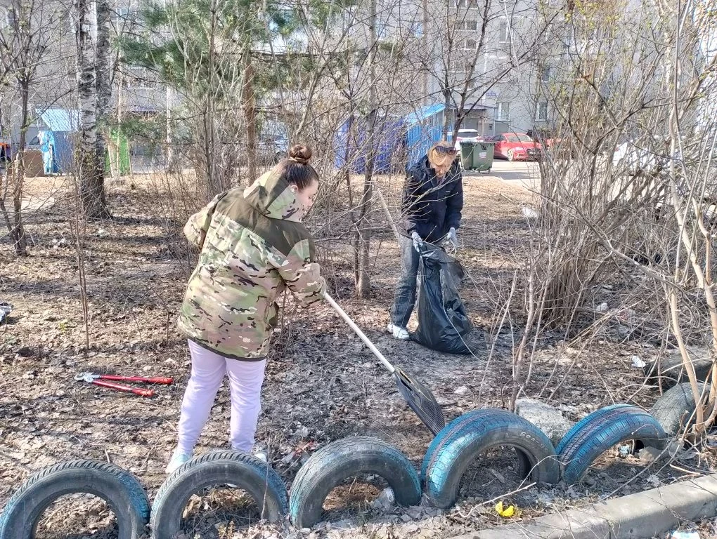В рамках месячника по благоустройству на ул. Акимова, 16 состоялся субботник.  В мероприятии приняли