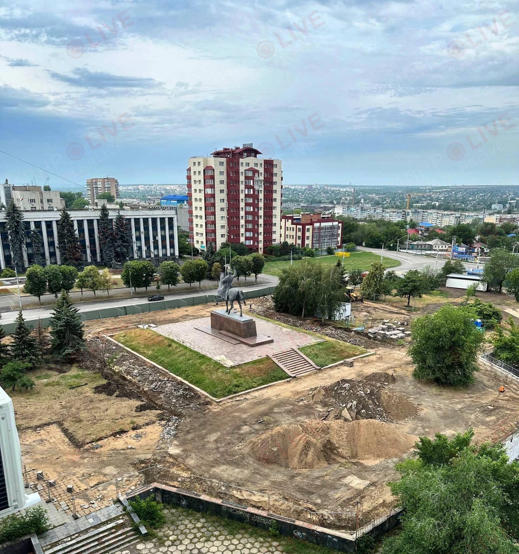 🔥 Почти закончили реконструкцию у памятника Ворошилову в Луганске.
