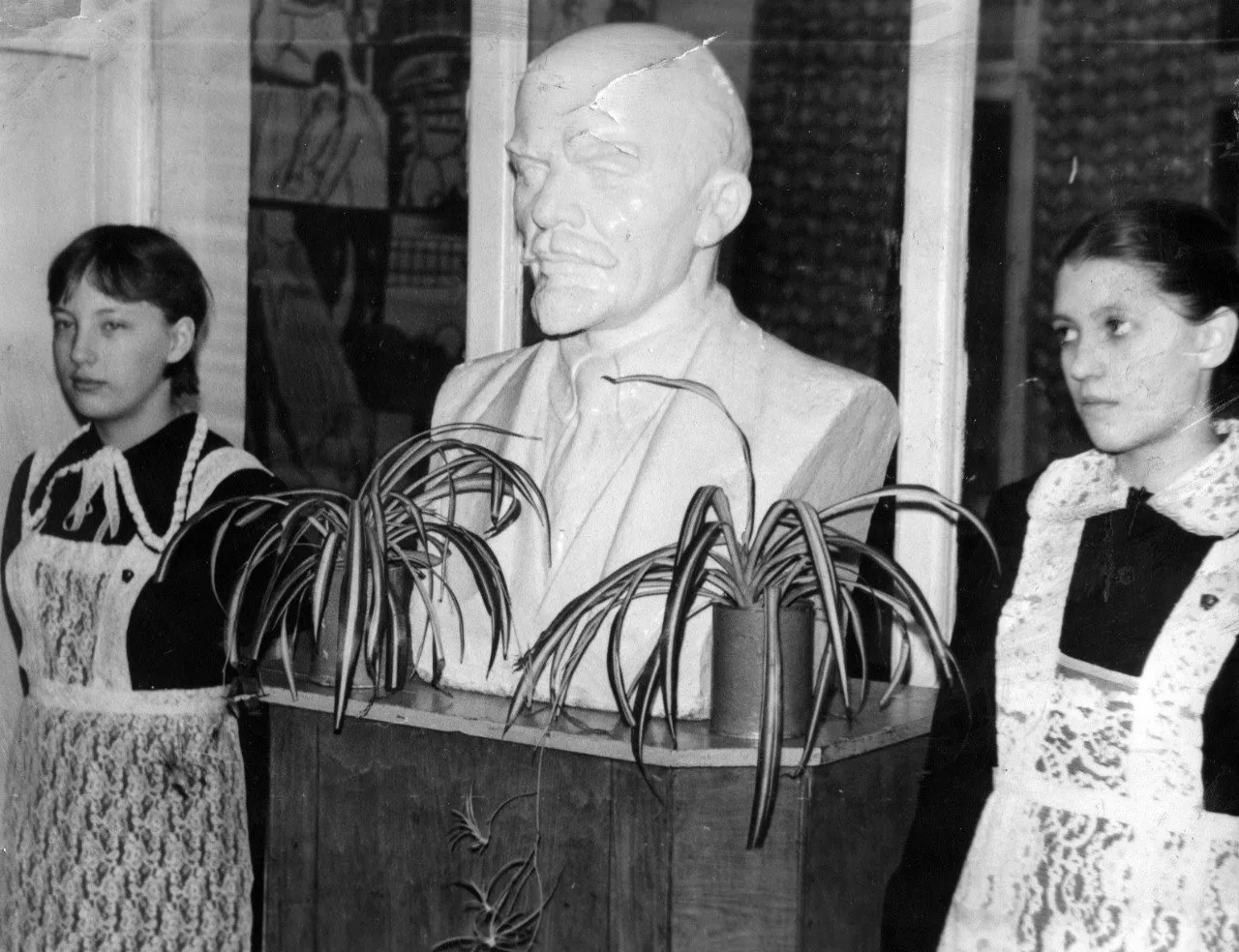 НАВСТРЕЧУ ЮБИЛЕЮ  Листая книги приказов  1971 г. состав знаменной группы: Голиков М., Бушкова Н., Ка