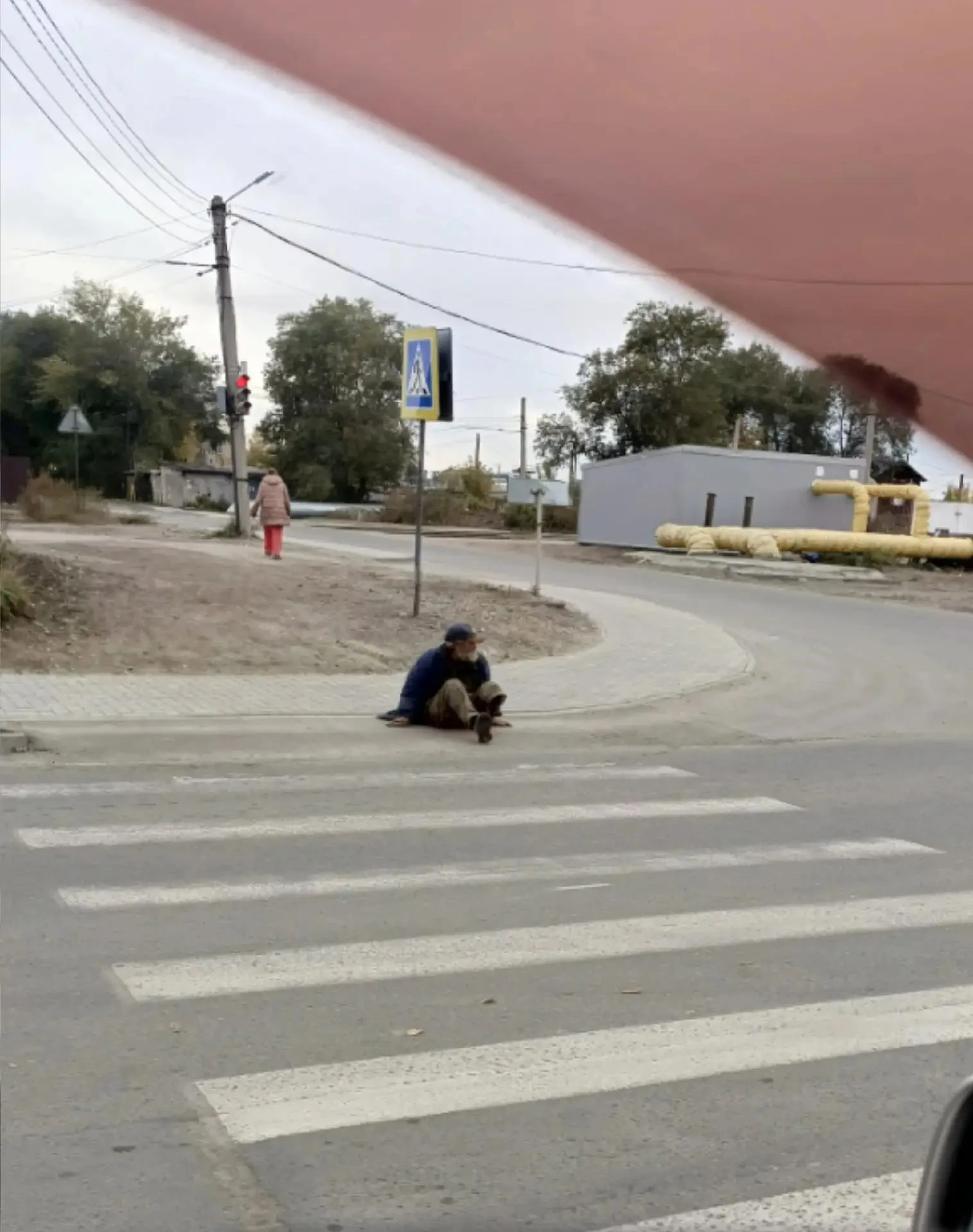 Бийчанин-инвалид, которому подарили коляску, снова ползает по улицам