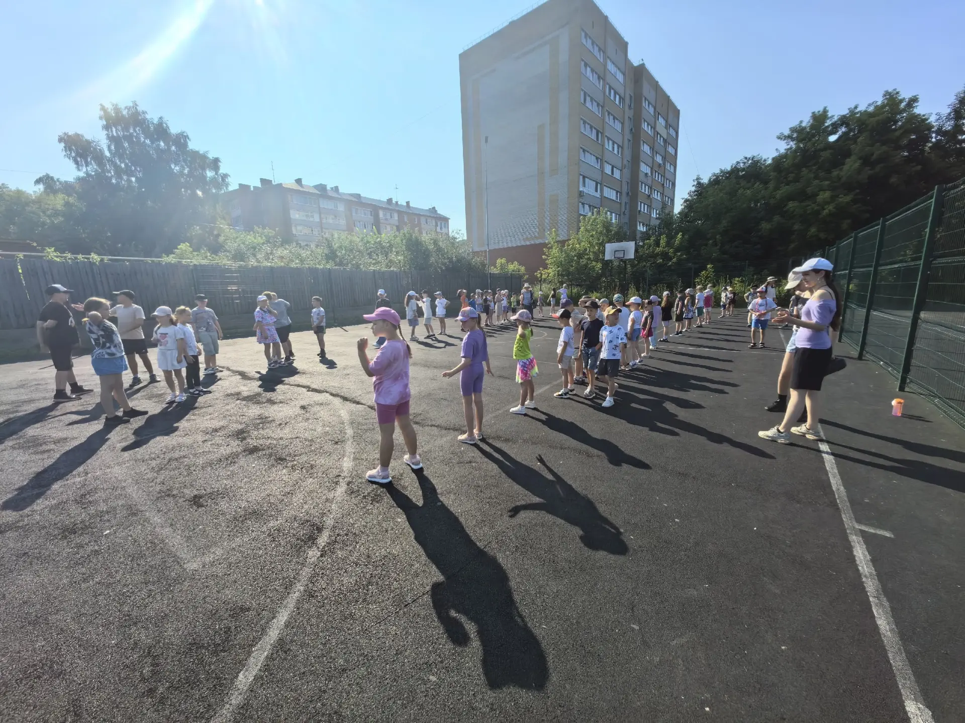 ☀️День в ритме лета! 

Утро, как и положено в настоящем школьном  лагере, началось с бодрой зарядки 