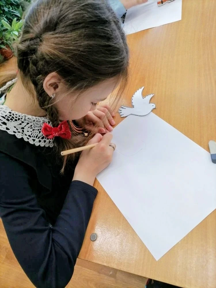 🕊️🕊️🕊️В преддверии Праздника Весны и Труда активисты нашего лицея провели мастер-класс для учеников 