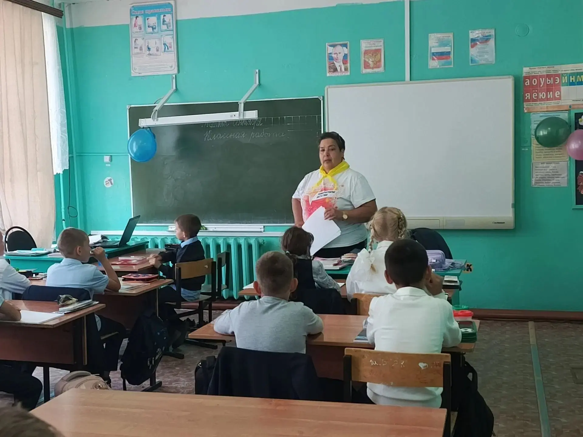 «Дерево мира — листья обещания»: в начальной школе прошел урок памяти ко Дню окончания ...