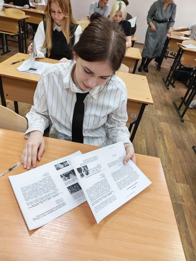 🌟 Наша школа стала площадкой для «Диктанта Победы»!  Сегодня старшеклассники с серьёзным настроем вз