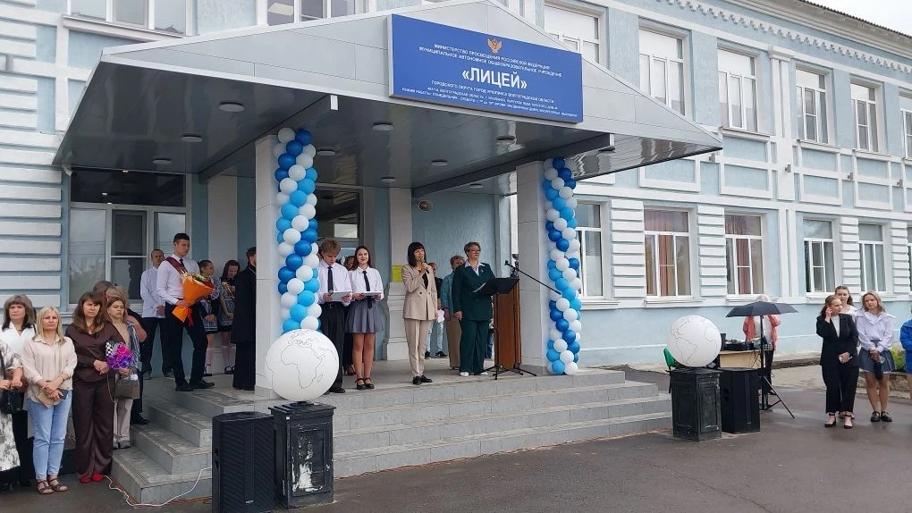 🔔✨ Торжественный "Последний Звонок" в Урюпинске: Проводы Юности и Встреча с Будущим! ✨🔔  Словно на к