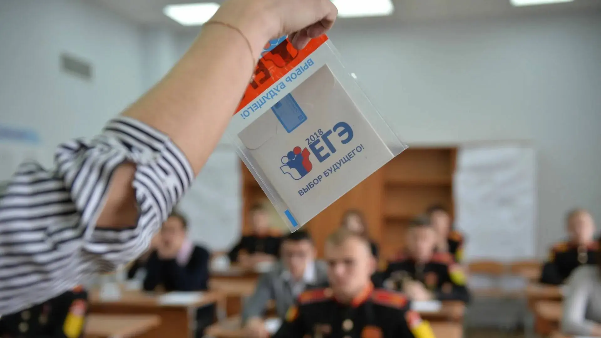 В Приморье 37 выпускников получили 100 баллов на ЕГЭ, двое из них — 200-балльники.

В Приморском кра
