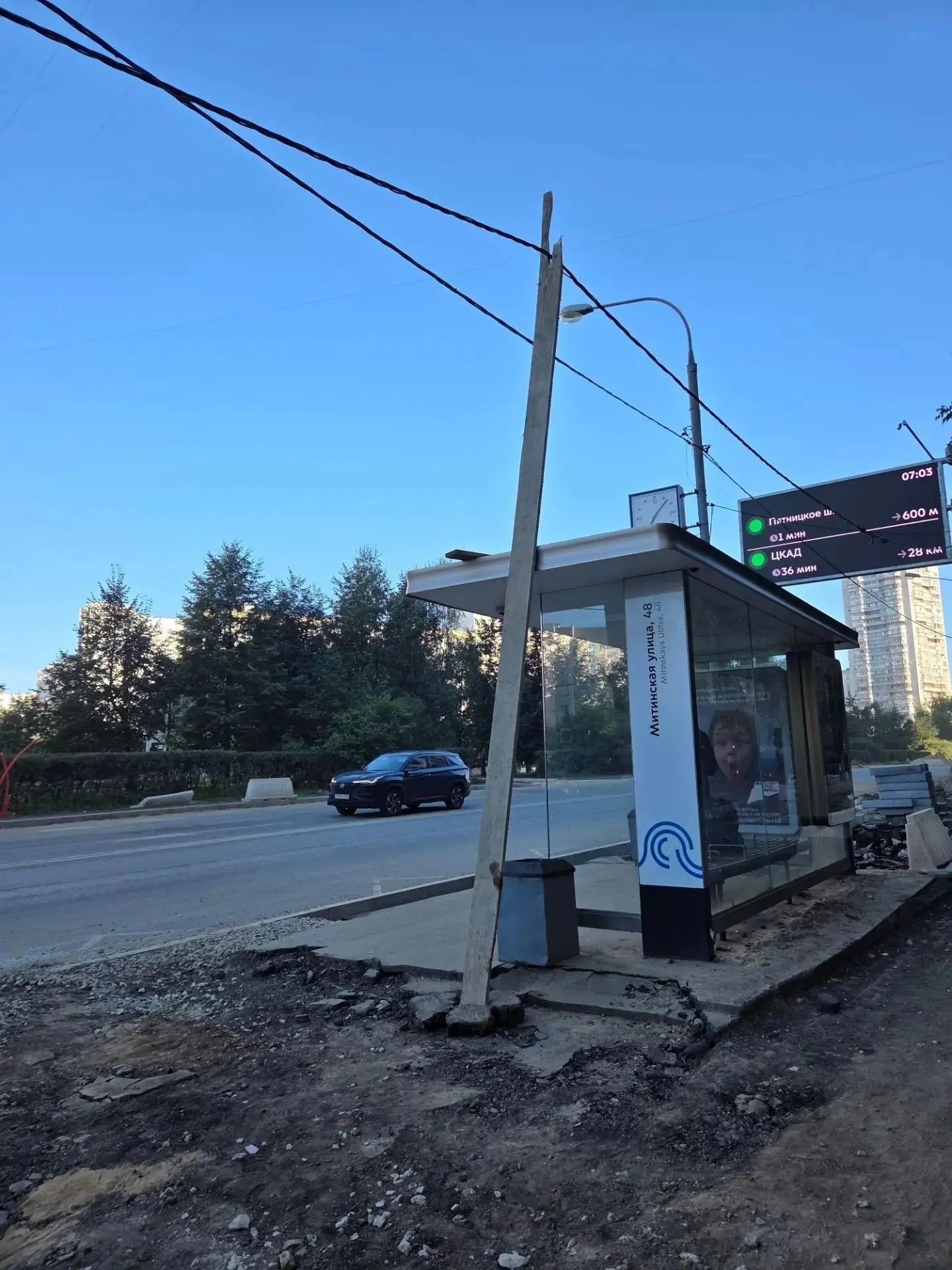 ⏬Жители сообщили, что у остановки «Митинская улица, 48» на днях упал высоковольтный каб...