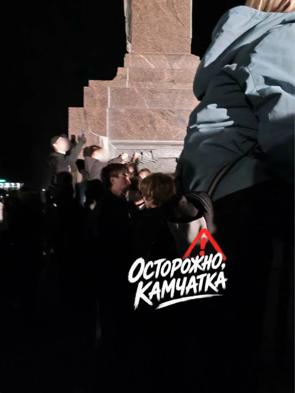 🔞 Куда только не лезли люди, чтобы увидеть своего любимого исполнителя