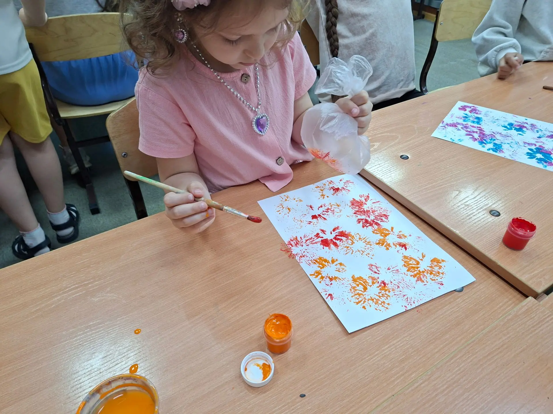 Сегодня в отряде «Сокровища Амура» прошёл настоящий арт-эксперимент! 🎨

Мы решили выйти за рамки об