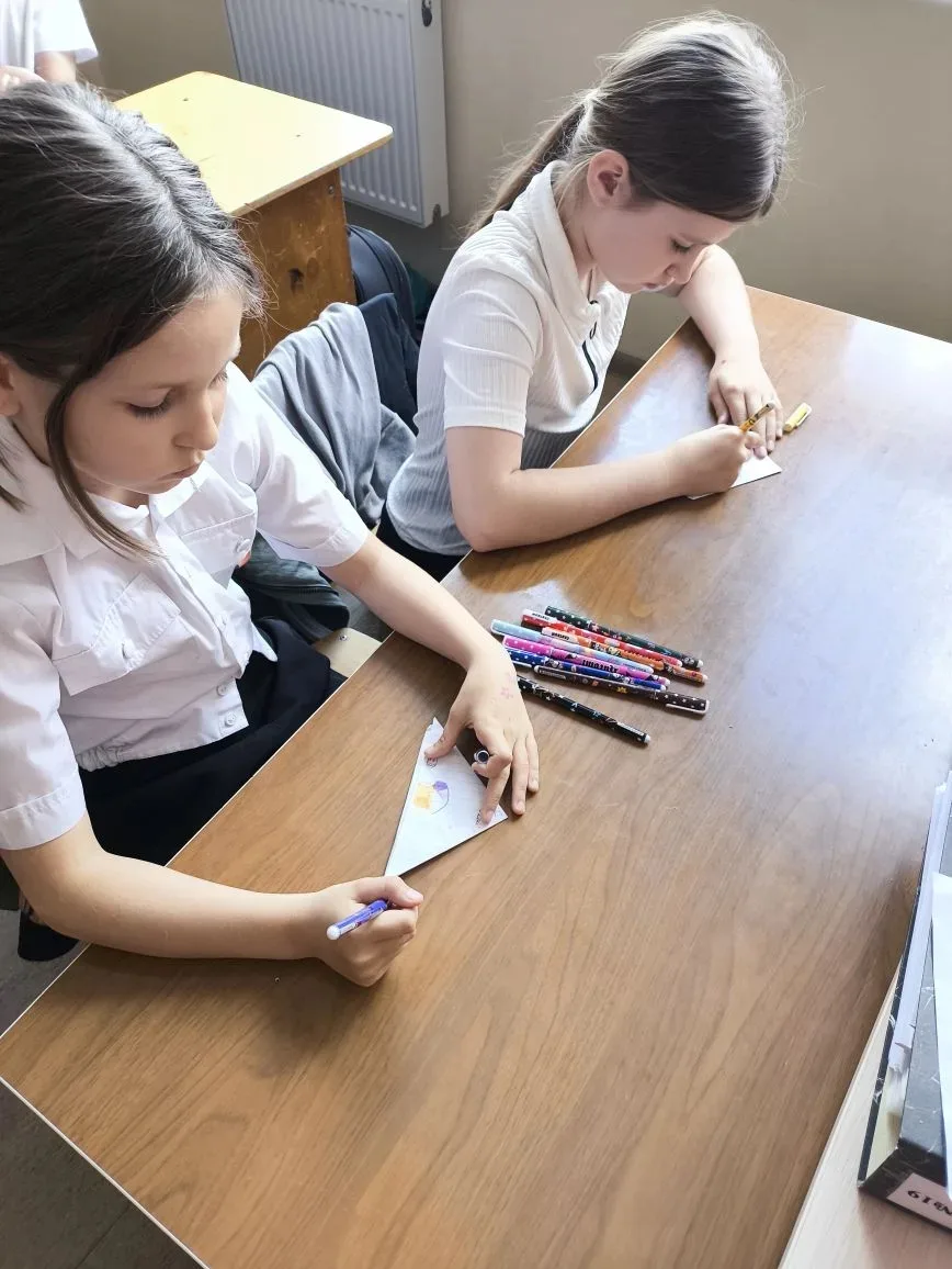 Дети 5-в, 6-д , 4-а классов казачьей направленности и 6-г класса подготовили письма и их пасхальное 