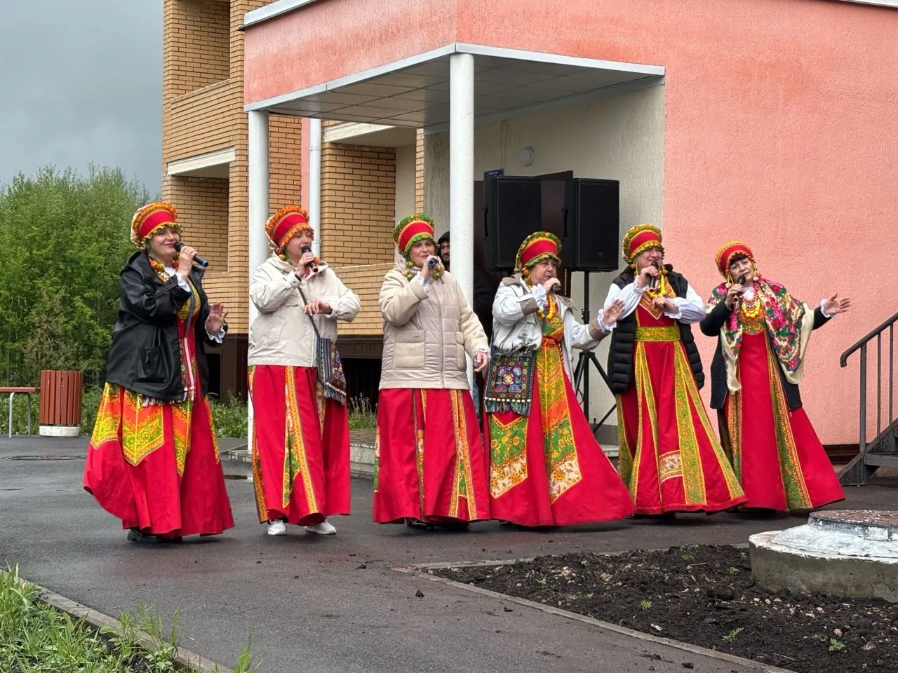 Мы - организаторы праздничного концерта, посвящённого Международному дню соседей!