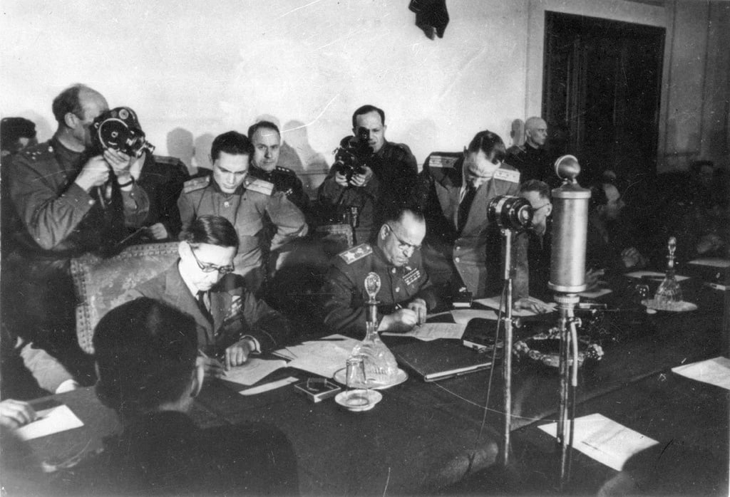 #КорочеПобеда: 8 мая 1945 года подписали акт капитуляции Германии. Великая Отечественная война была 