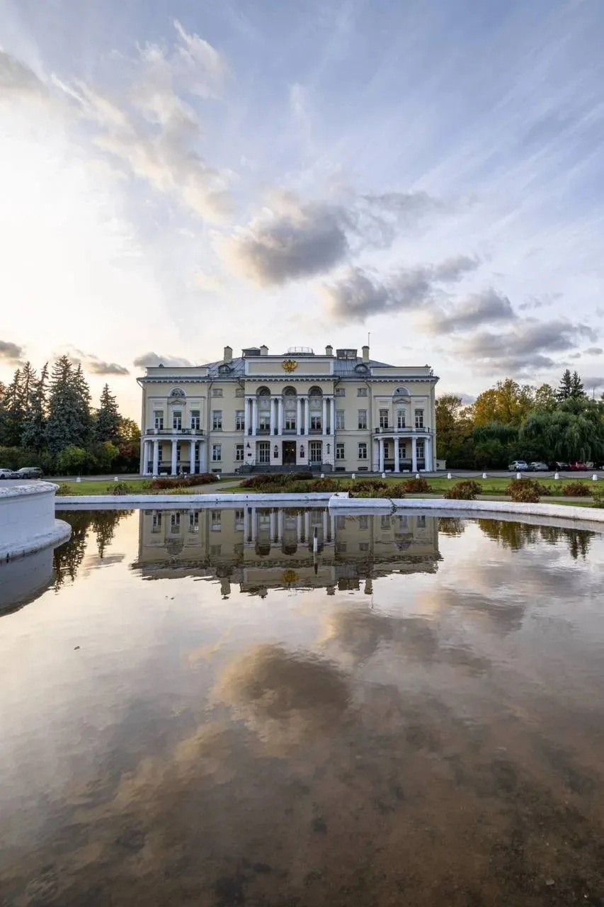 Осенний Александринский дворец в Нескучном саду 🏰🍂