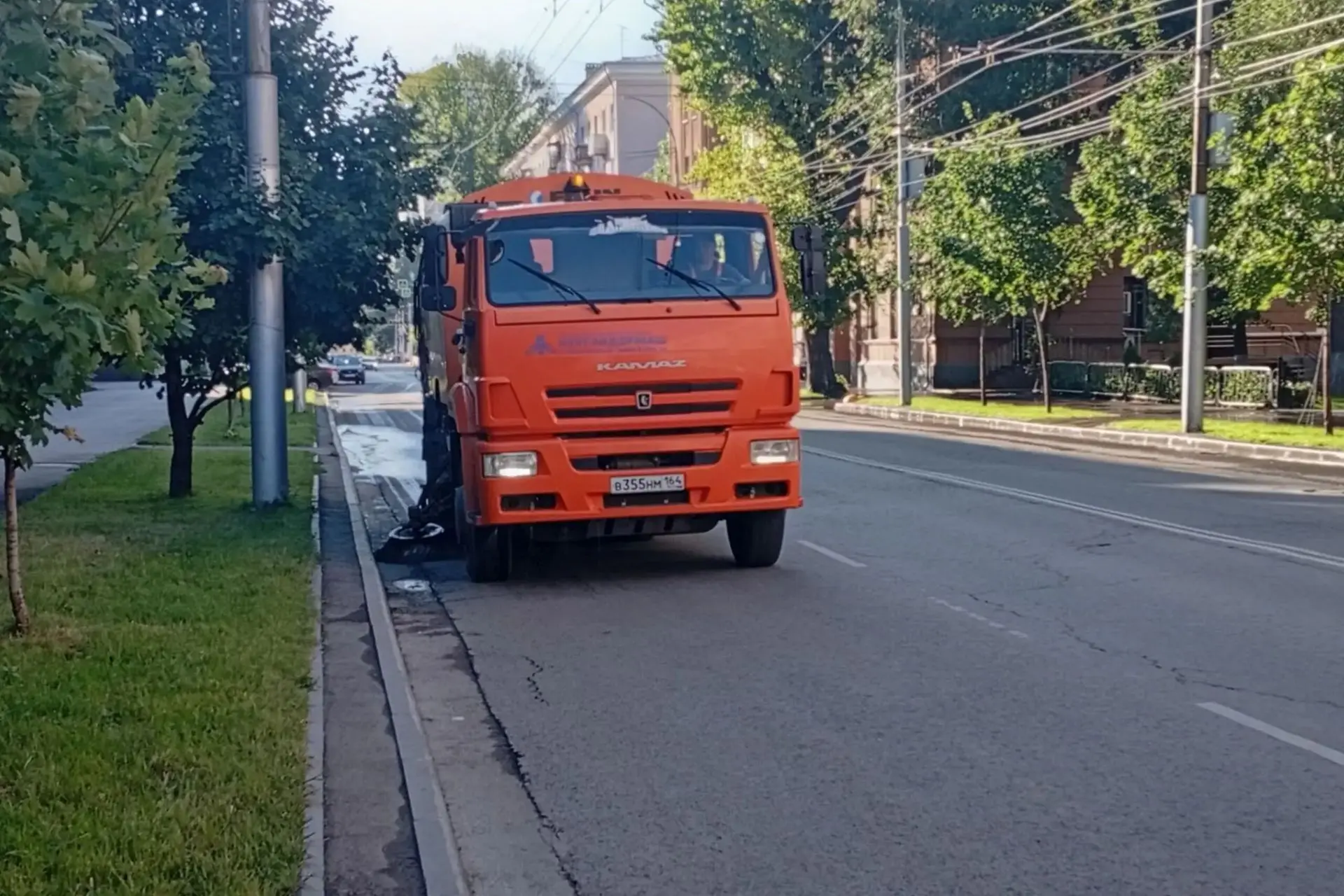 🧹Сотрудниками коммунальной службы продолжаются мероприятия по благоустройству

В течение суток пров