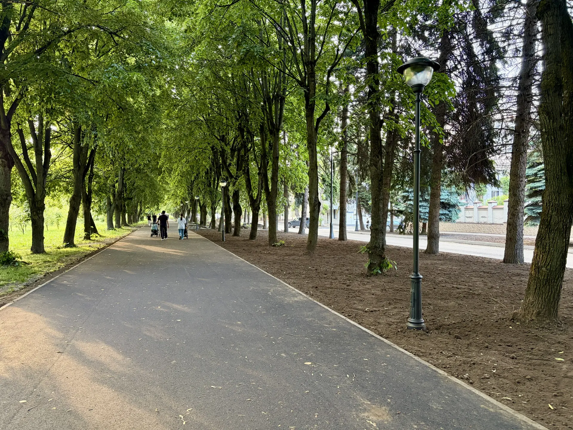 Дорожники используют хорошую погоду с пользой, работая и в выходные дни, - за что им от...