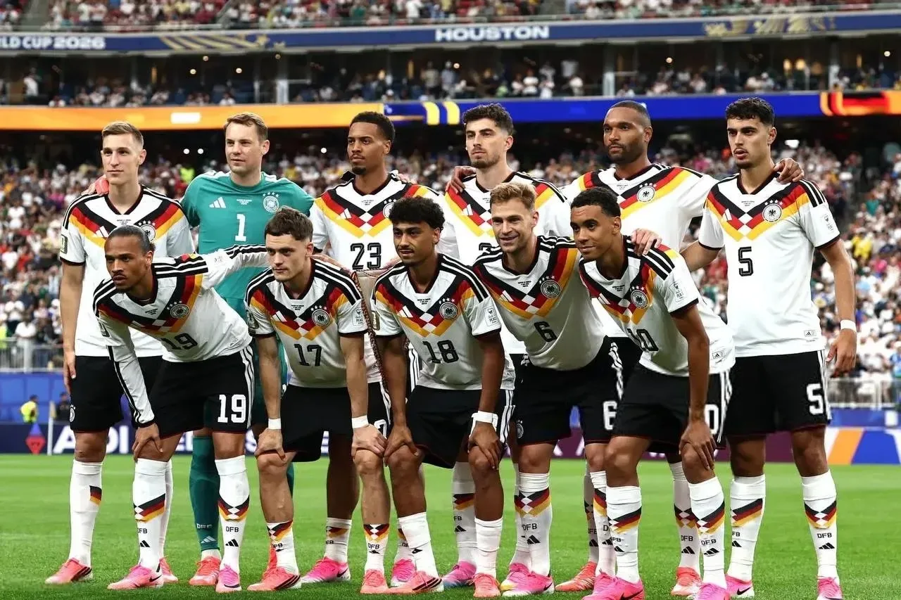⚽️ Больше всего голов в истории ЧМ

◉ 239 - Германия 🇩🇪
◎ 238 - Бразилия 🇧🇷