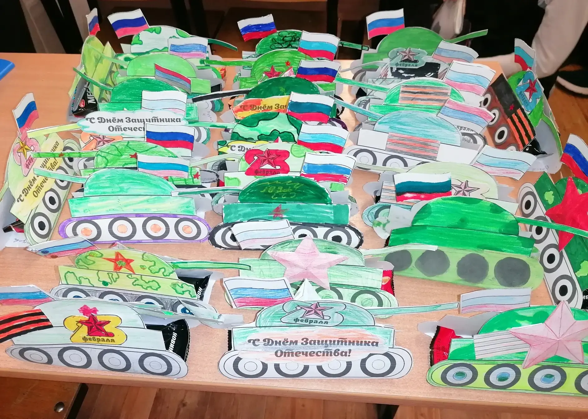 🌟 Дорогие наши папы и дедушки, от всего сердца поздравляем Вас с 23 февраля!   Вы — наша надёжная оп