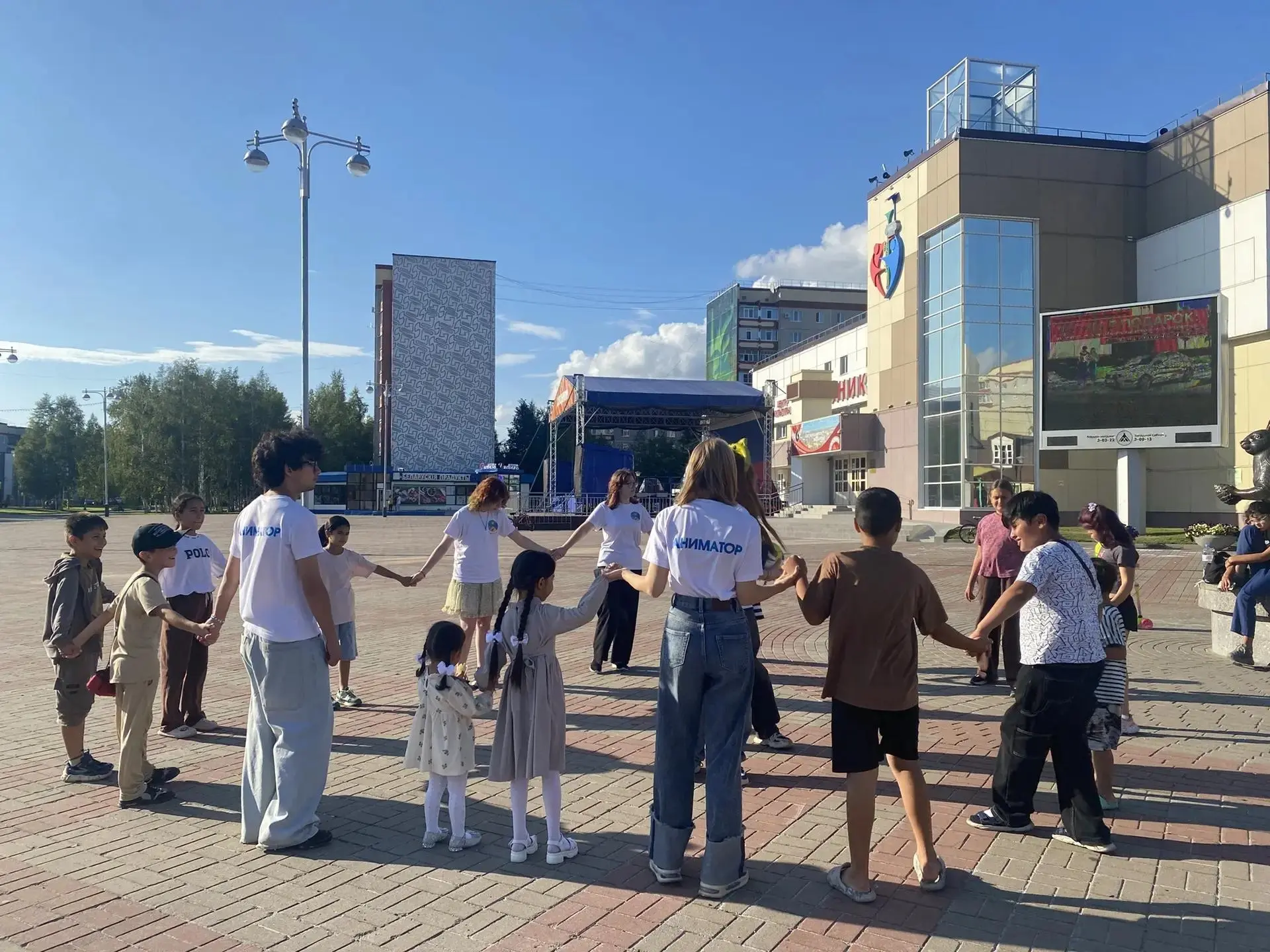 Волонтеры из объединения "Фиеста" вновь вышли поиграть с детьми на центральной площади.