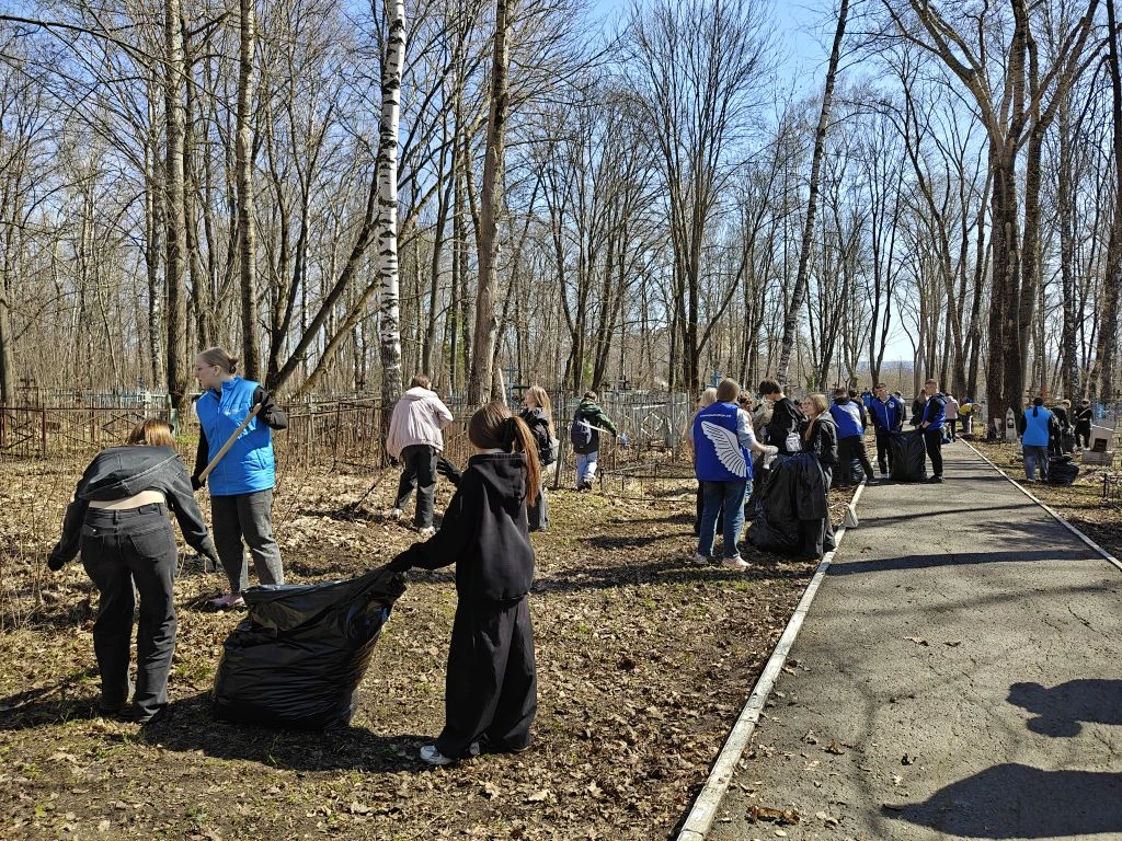 Наши ученики приняли участие во Всероссийской акции «Международный субботник»! 🇷🇺  Сегодня наши ребя