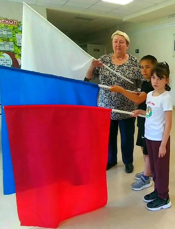 В Долматово отметили День России! 

Сотрудник Долматовской библиотеки совместно с СДК и педагогами Г