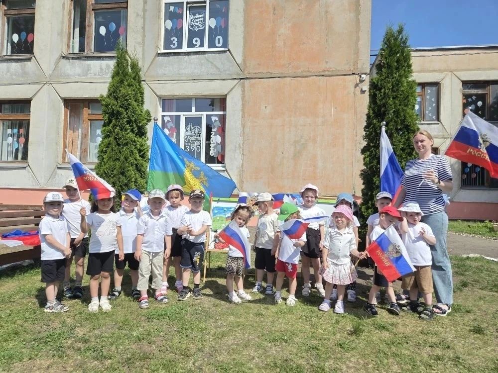 Как мы спасали Жар-птицу в преддверии праздника «День России» 🇷🇺

Сегодня в нашем саду случилось с