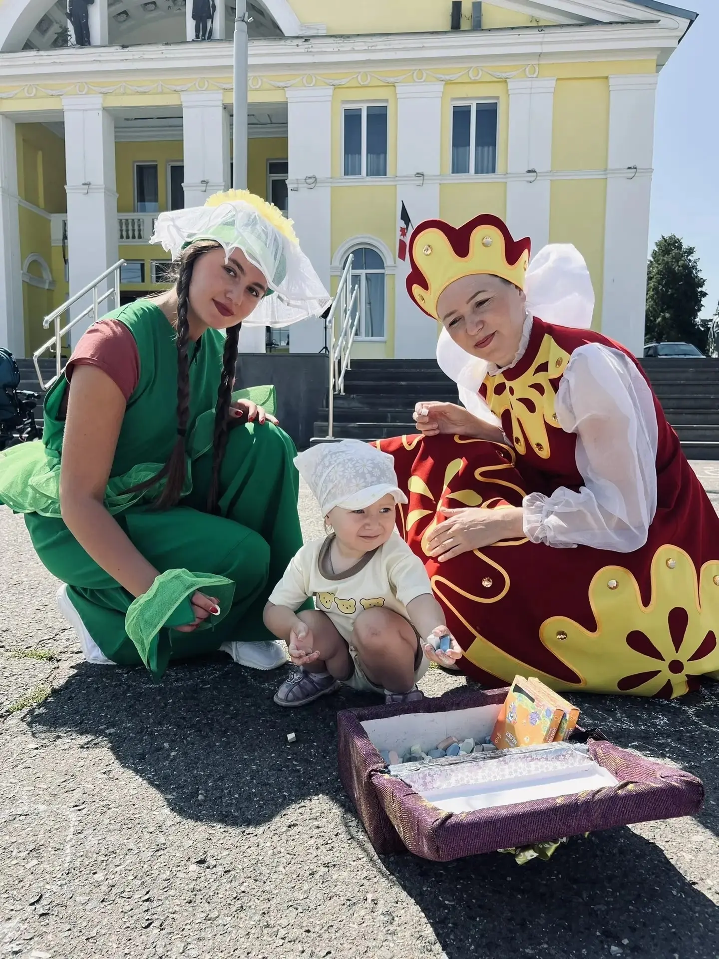 Забава с Ромашкой устроили настоящий праздник! 🌼

Гости отгадывали их хитрые загадки о родных людях