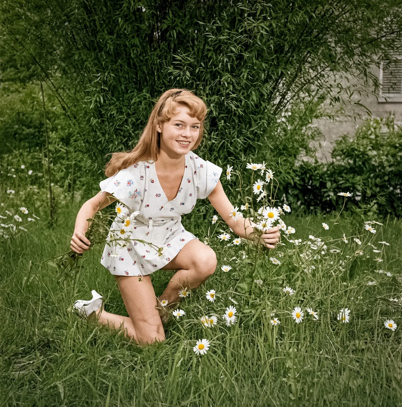 Брижит Бардо(18 лет) в Лувесьенне. Франция, 1952 год.