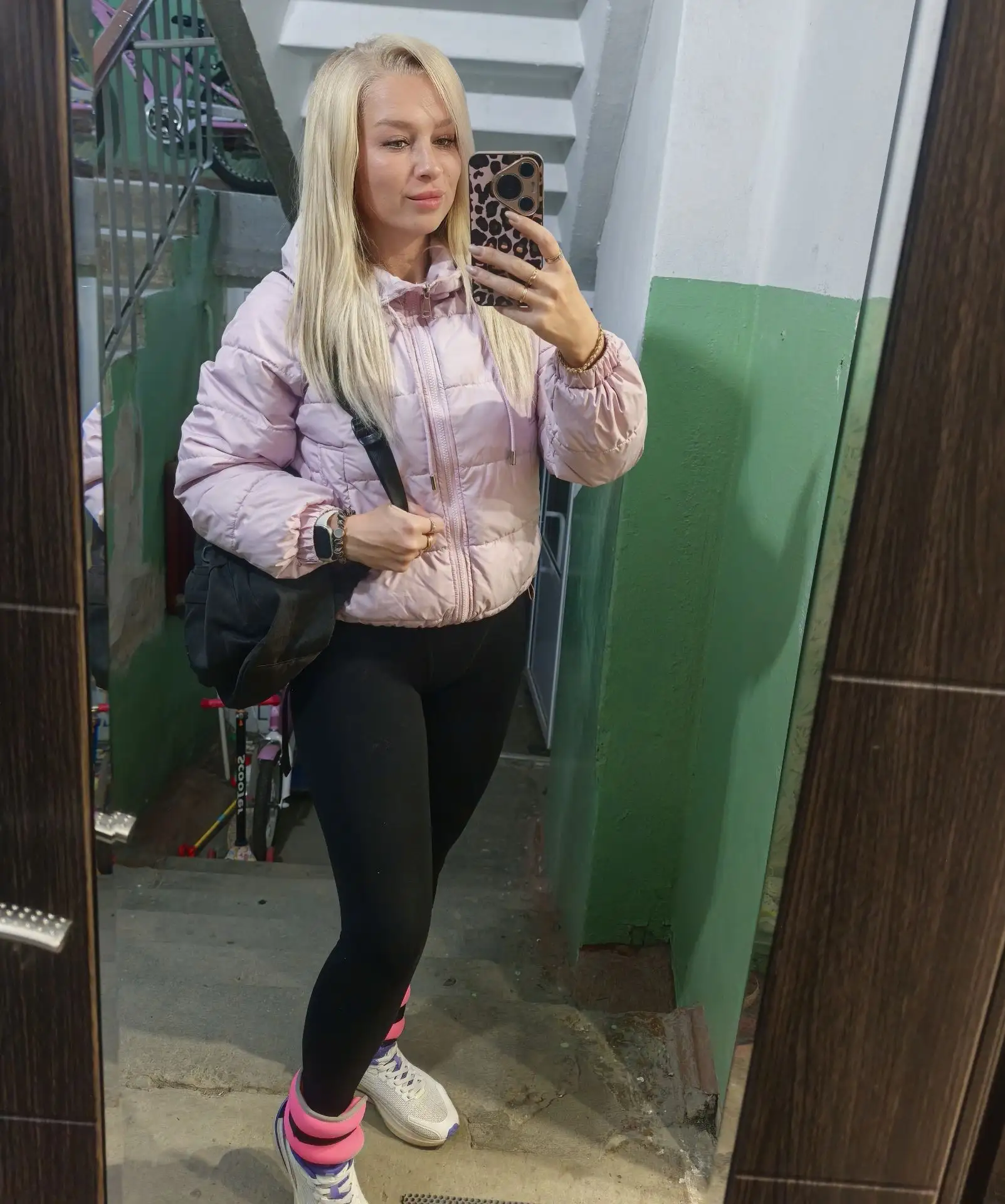 Шагающий блогер - бровист пошла гулеванить 😈