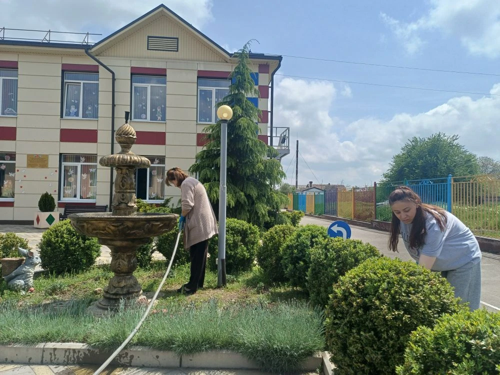✨В рамках двухмесячника по благоустройству района, коллектив МКДОУ "Детский сад" с.п.Ки...