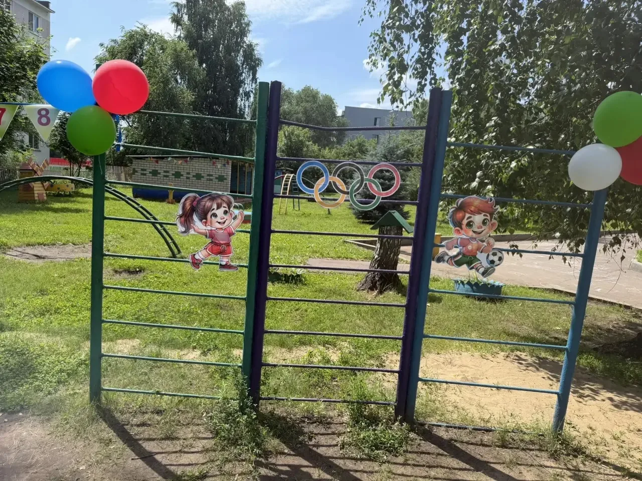 Ах как мы любим пятницу и чудесную погоду!!! 
Сегодня у нас прошли настоящие Олимпийские игры! 

Быс