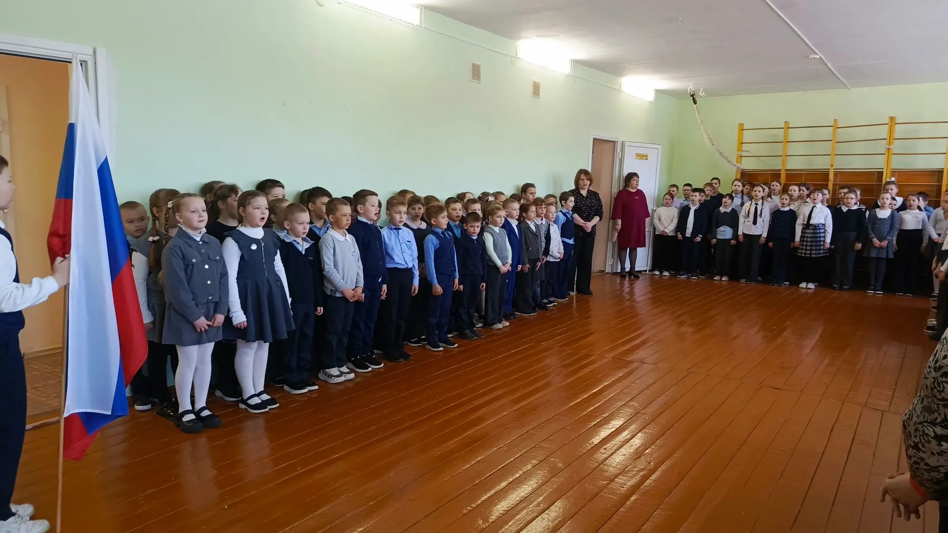 💥 ☝️Начинаем утро понедельника с традиционной общешкольной линейки! 🇷🇺  💥