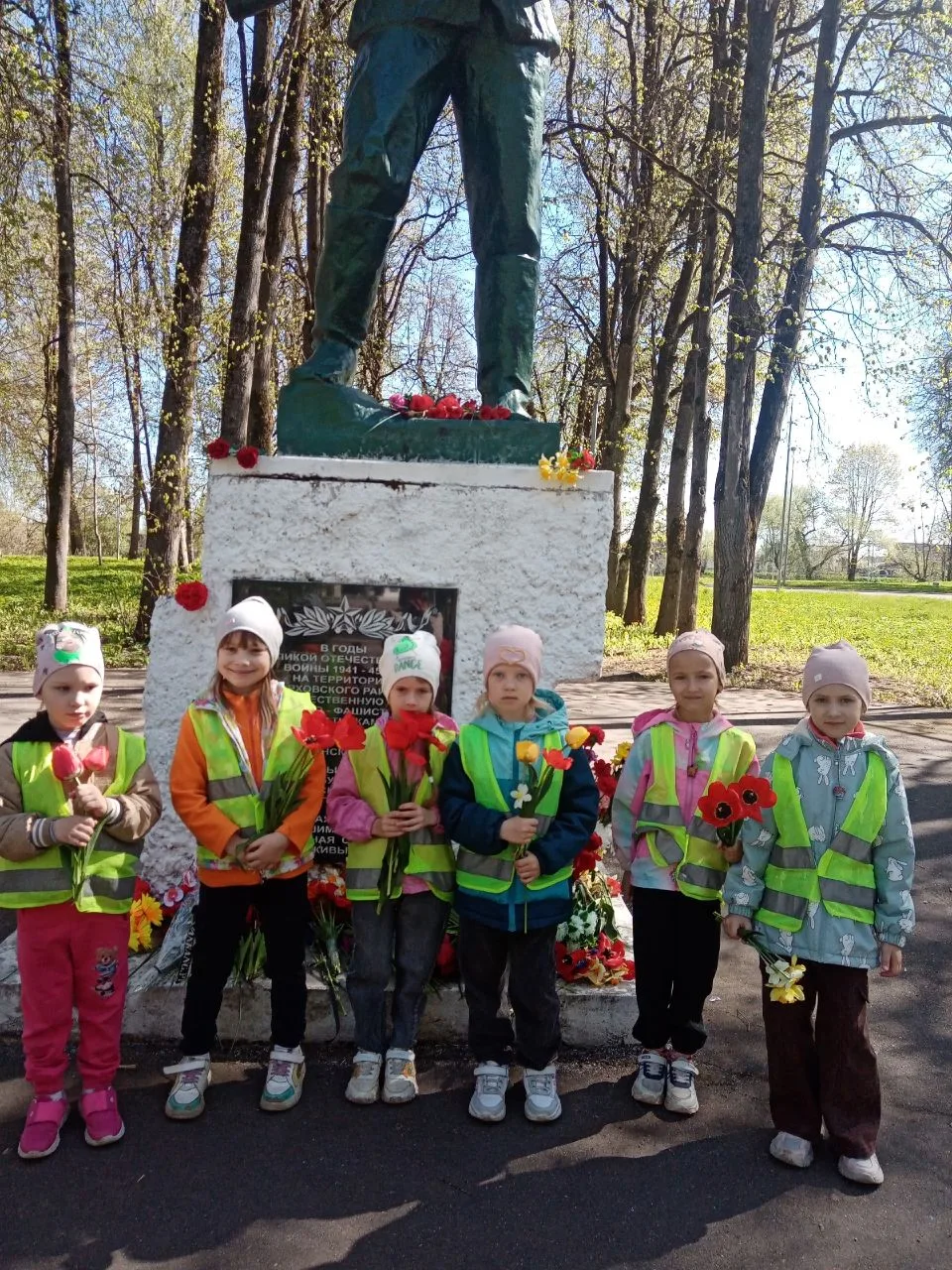 🌷Воспитанники детского сада вместе с воспитателями почтили память павших героев.