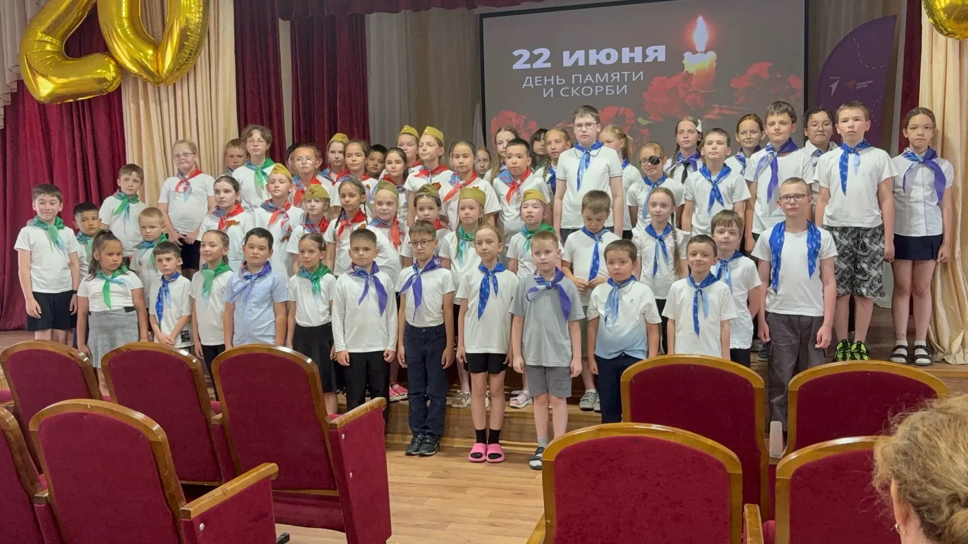 Сегодня, 22 июня, в нашей школе прошло мероприятие, посвященное Дню памяти и скорби.

Ровно 85 лет н