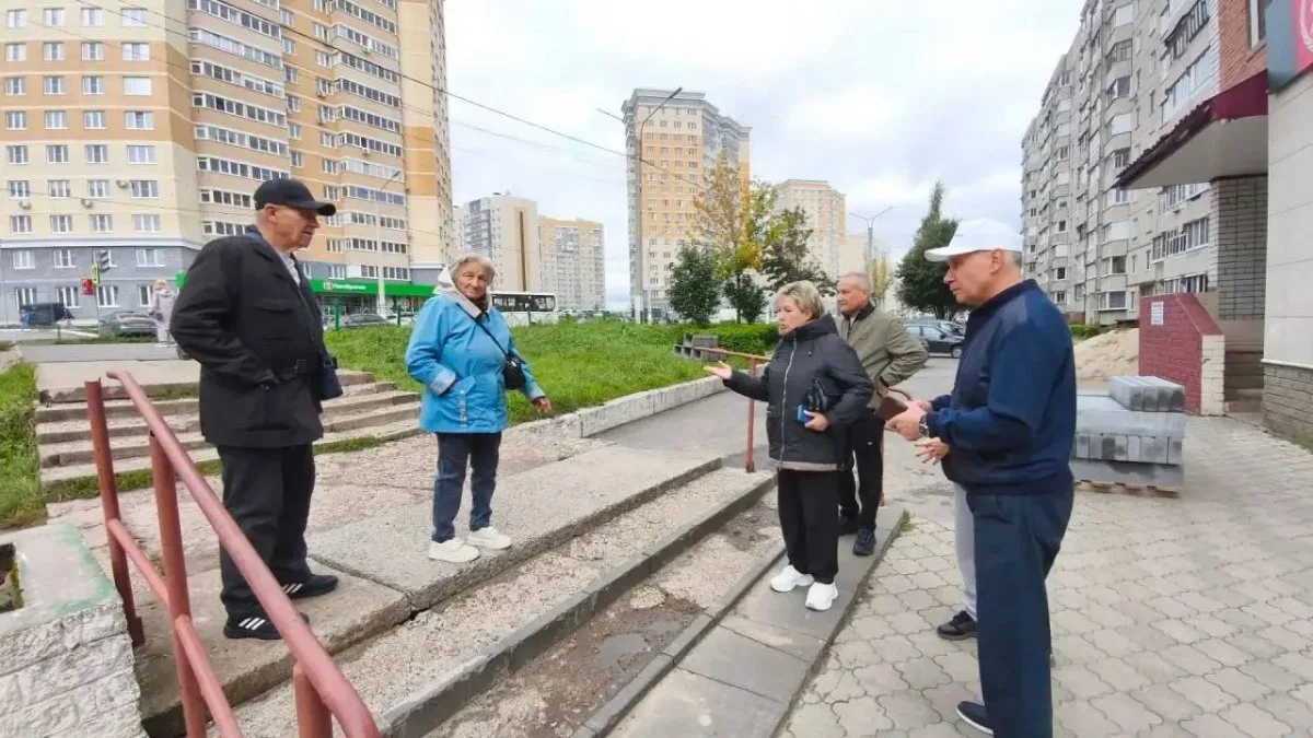 В новочебоксарском микрорайоне Юраково начали приводить в порядок тротуар у 19-й школы....