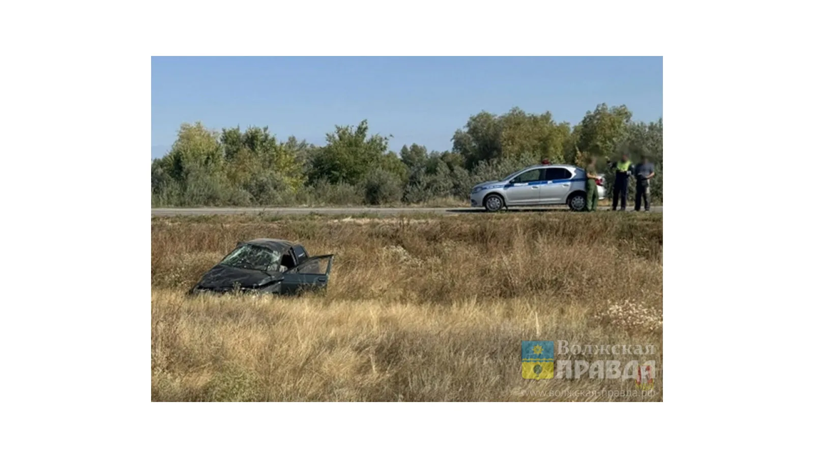Под Волгоградом 24-летний бесправник перевернулся на «десятке» и отправил подругу в бол...