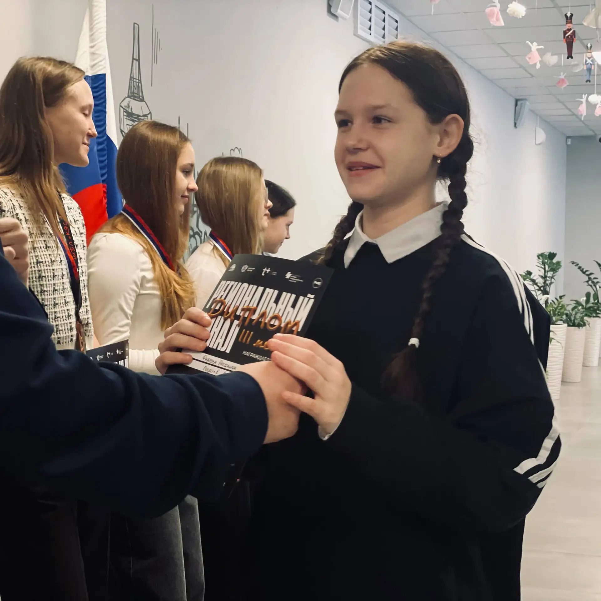 🎉 Неделя в лицее началась с яркого старта! 🎉  С чего начинается неделя в Шестом? С торжественной лин