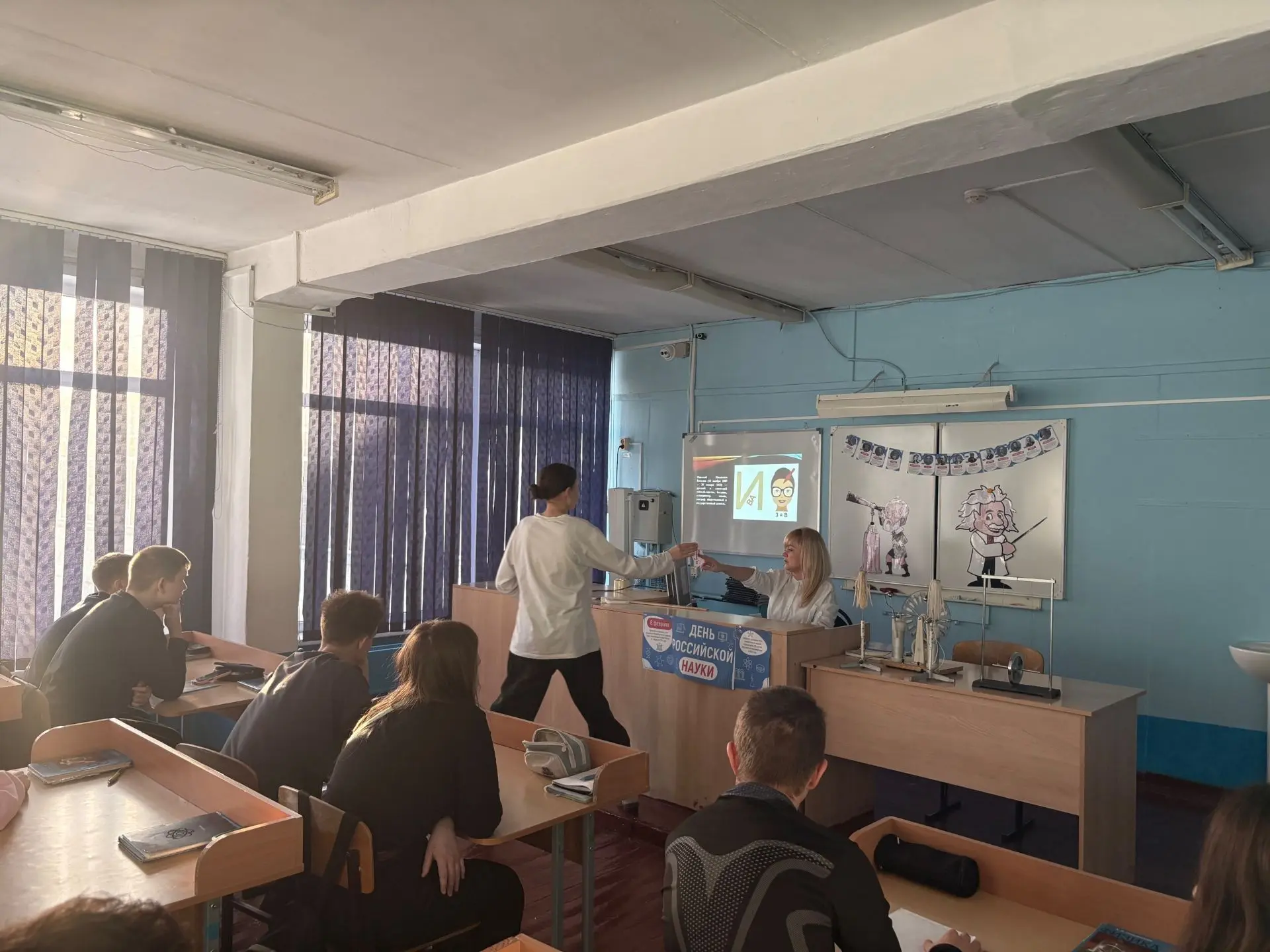 🎓✨ 8 февраля — День науки! 🔬📚   🌟 Для 8-х классов прошло увлекательное мероприятие "Science", посвящ