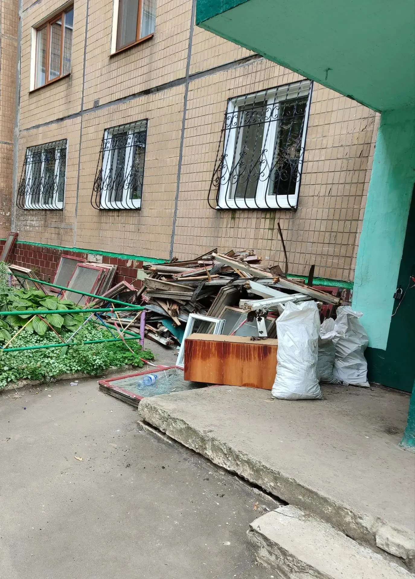 Нам пишут: Щетинина, 8, первый подъезд, поменяли окна в подъезде. Бросили прямо возле подъезда. Пере