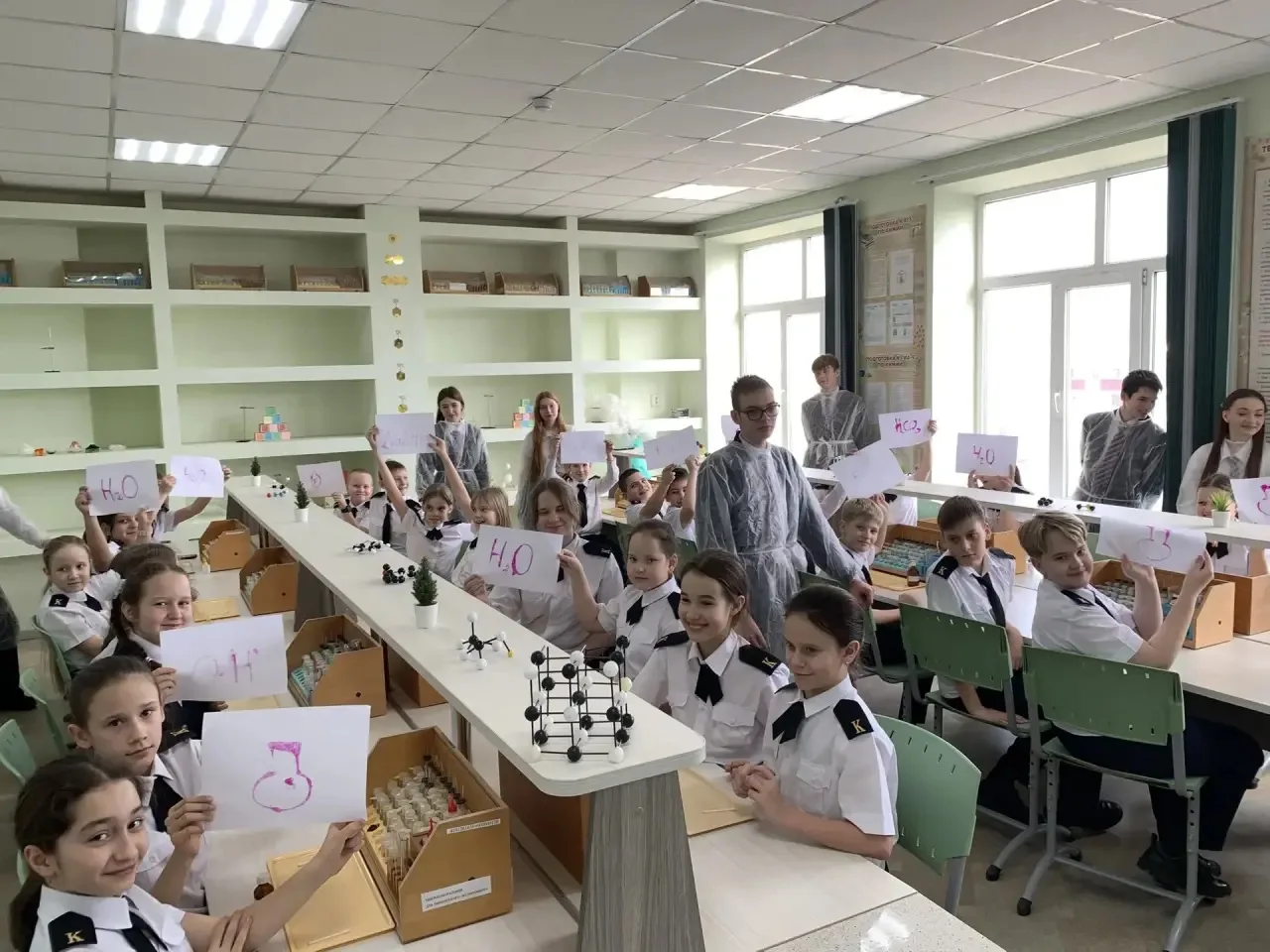 Посвящение в юные химики: путешествие в мир увлекательных опытов Знакомство четвероклассников с миро