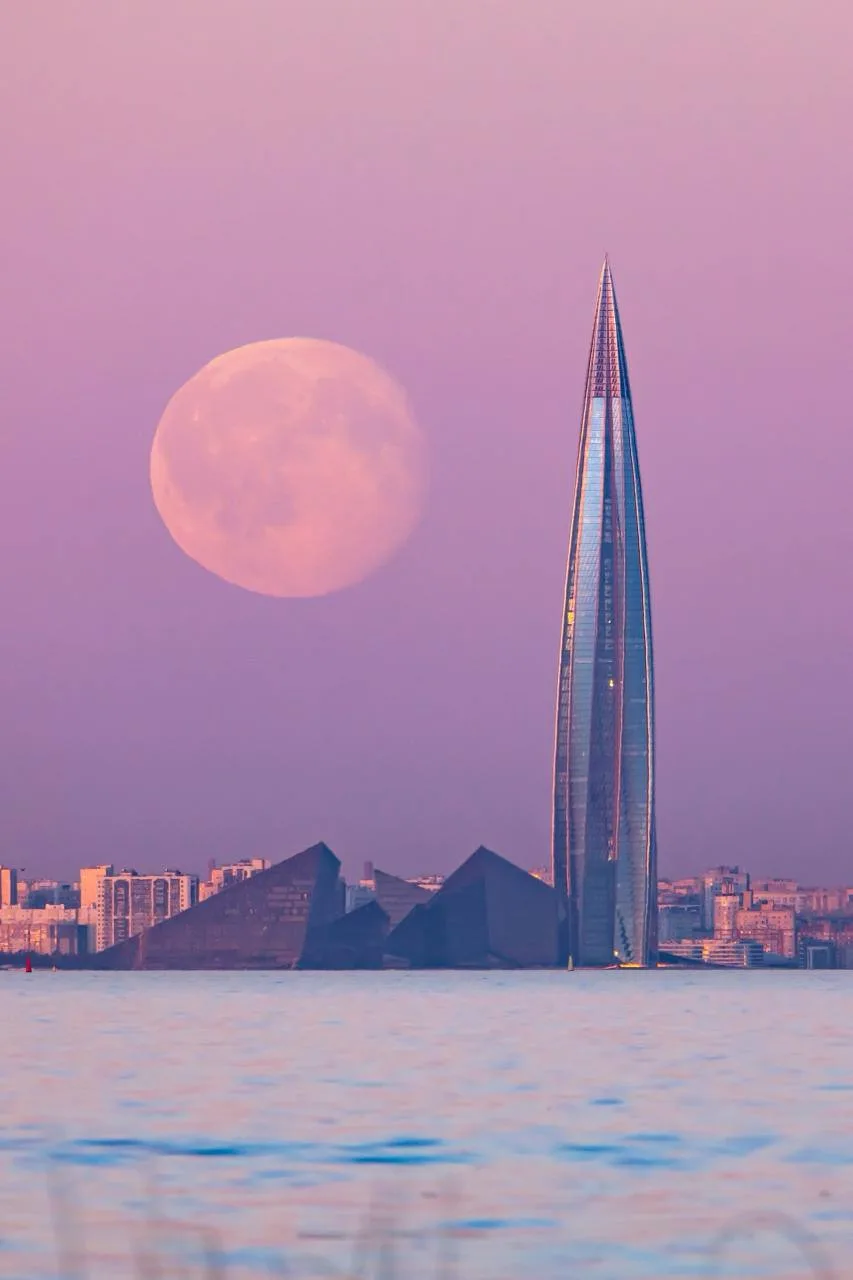 🌕Невероятное полнолуние над Лахта Центром.