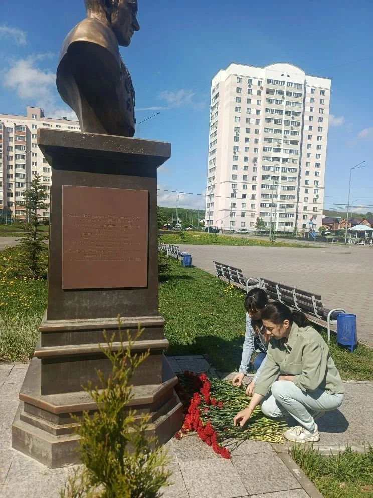 ⭐Мы гордимся. Мы помним🌹   Родители обучающихся нашей школы возложили цветы к памятнику Василия Афан