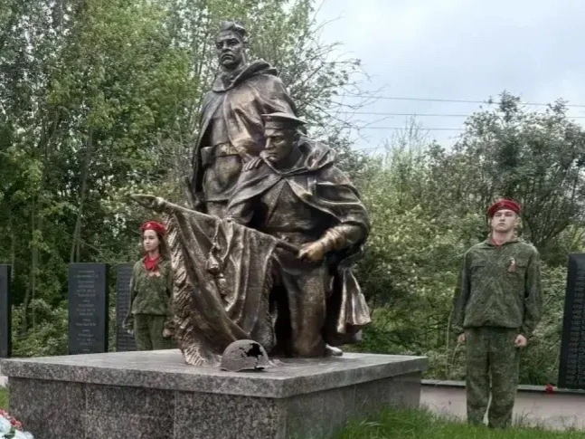 🎖️ Минута молчания, цветы у памятника - и сердце замирает…  Наши юнармейцы сегодня почтили память па
