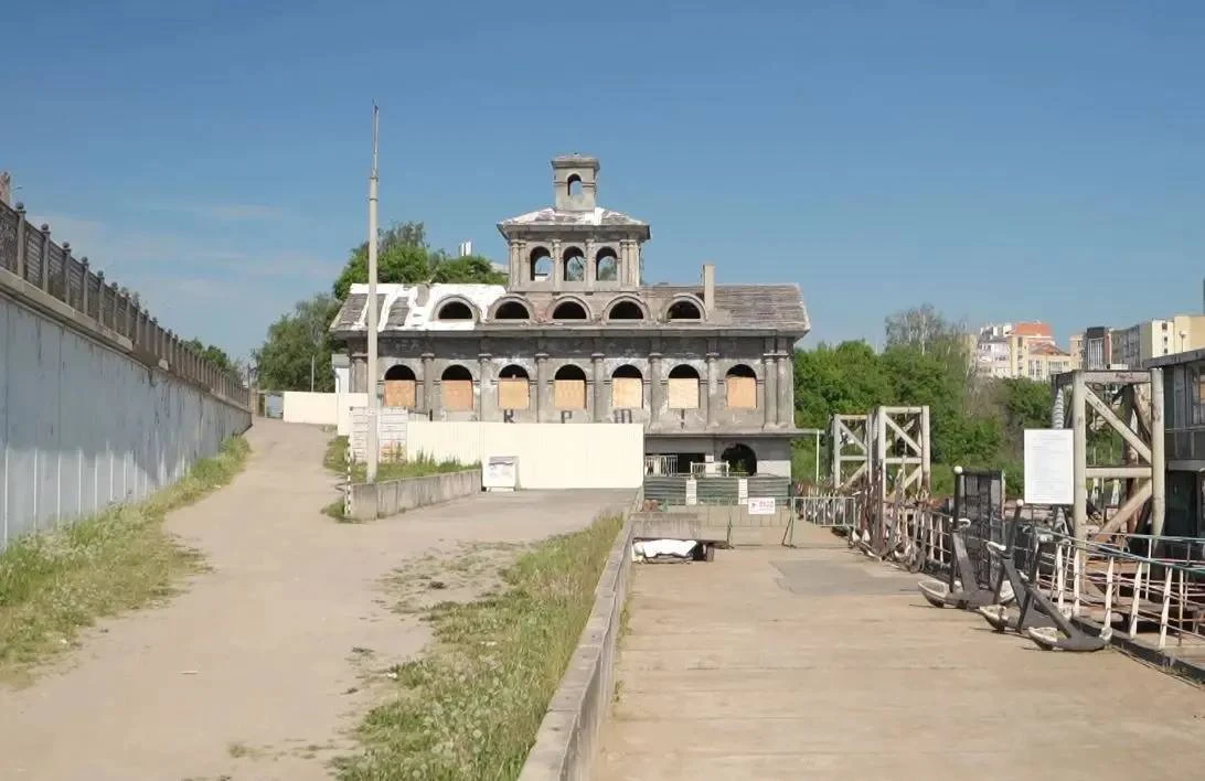 🚢 В Вологде готовят причалы для новых электросудов.
