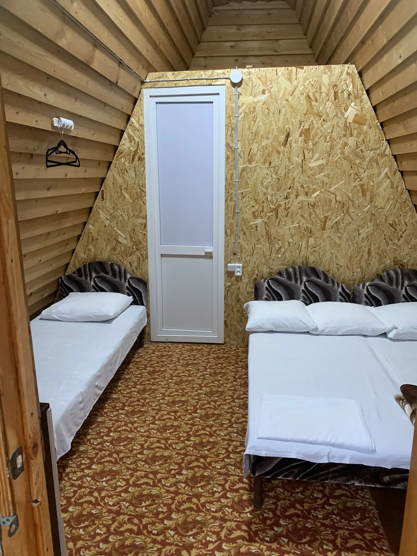 #ГОРНЫЙВОЗДУХ  Проведите лето в наших номерах всего в 100м от моря   ✅ Море и пляж в 2-минутной дост