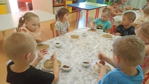 Маленькие исследователи из второй младшей группы «Колобок» снова в деле! 🧪✨

Ребята продолжают раск