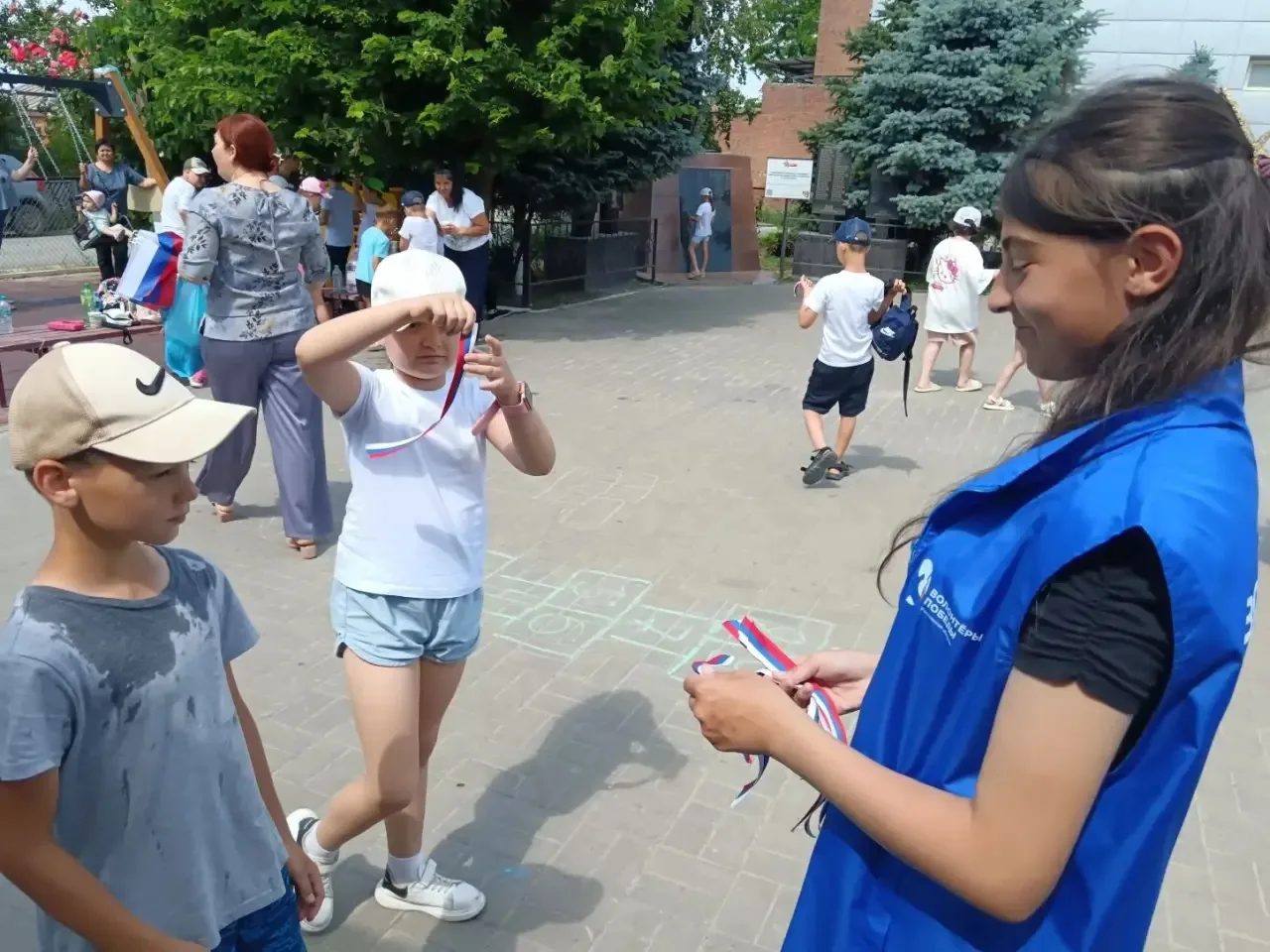 🇷🇺 Волонтёры Победы раздали ленты триколора на площади ДК

📍 Сегодня в рамках празднования Дня Ро