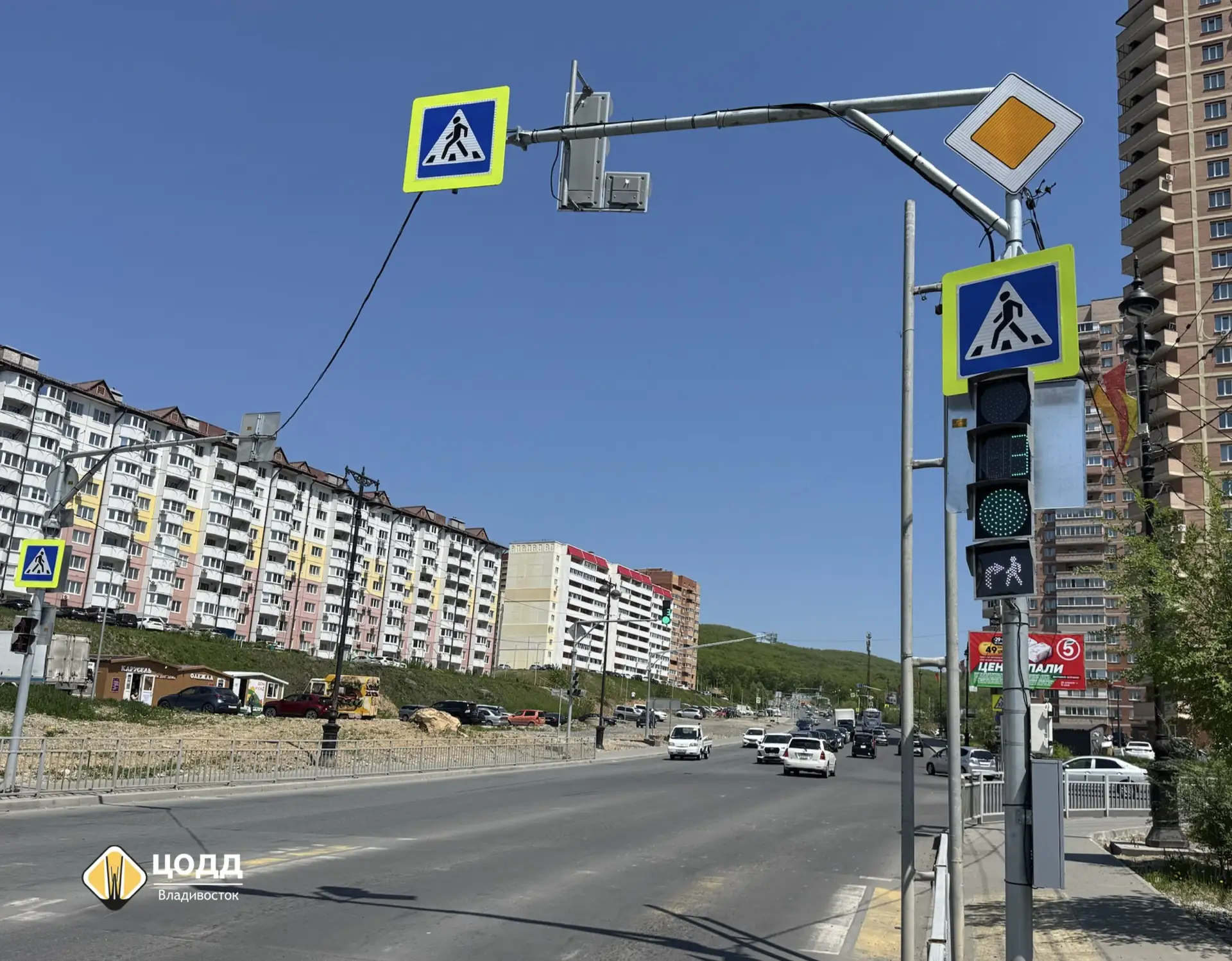 🔘 Информационную бело-лунную допсекцию установили на светофоре при повороте с улицы Ад...