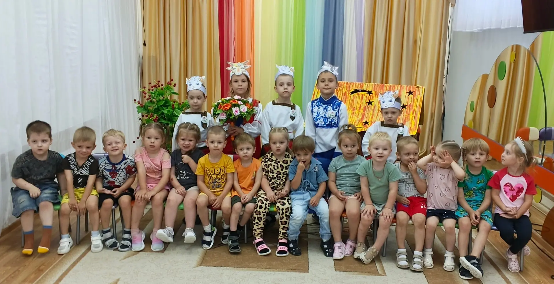 В нашем детском саду сегодня царила сказочная атмосфера! Наши Юные Тимуровцы примерили ...