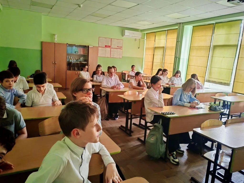 Безопасность — прежде всего! 🛡️  В рамках недели безопасности педагог-психолог старшей школы Кристин
