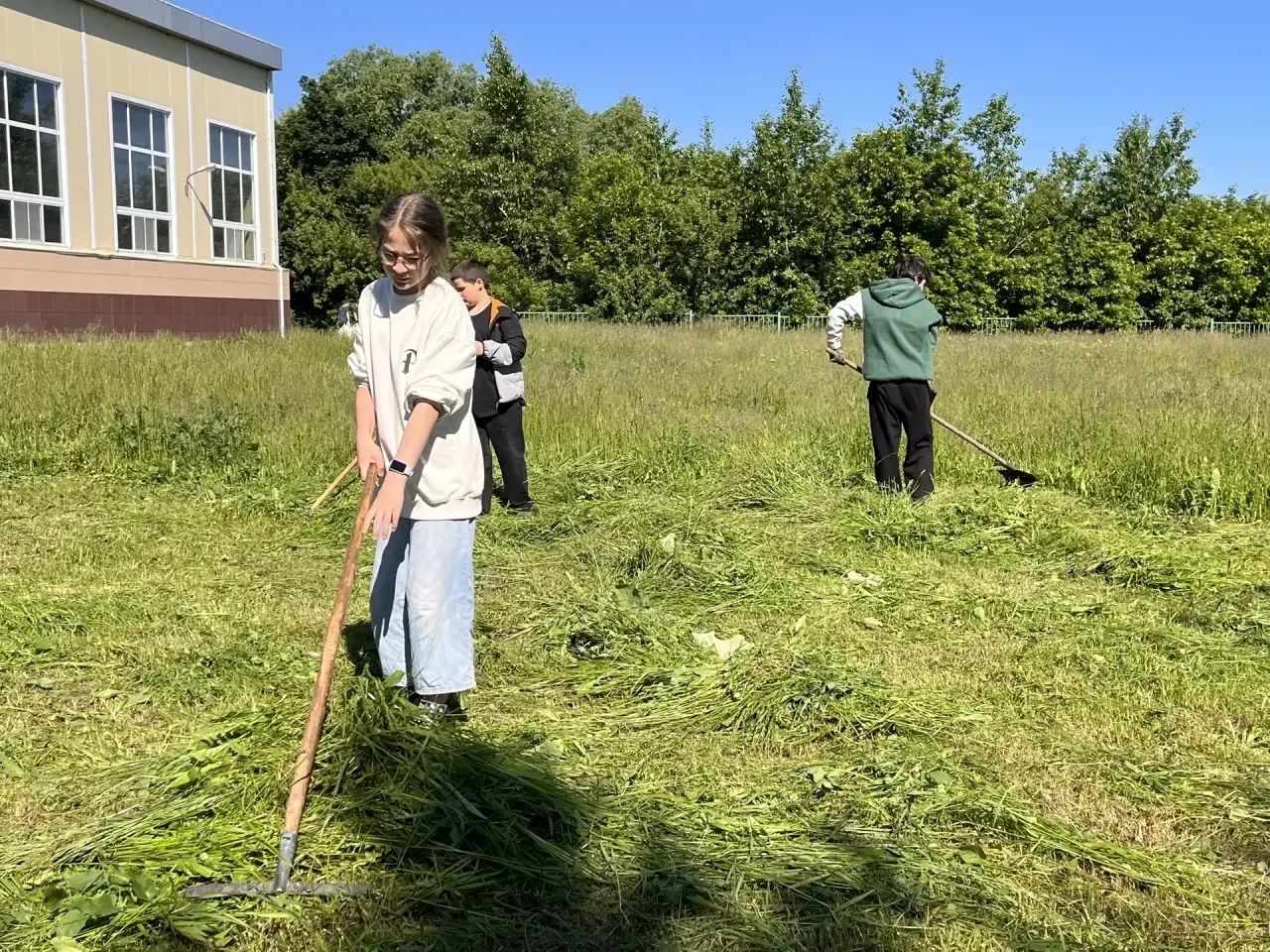 🌲 В нашей школе стартовала летняя практика, и у ребят особая миссия.